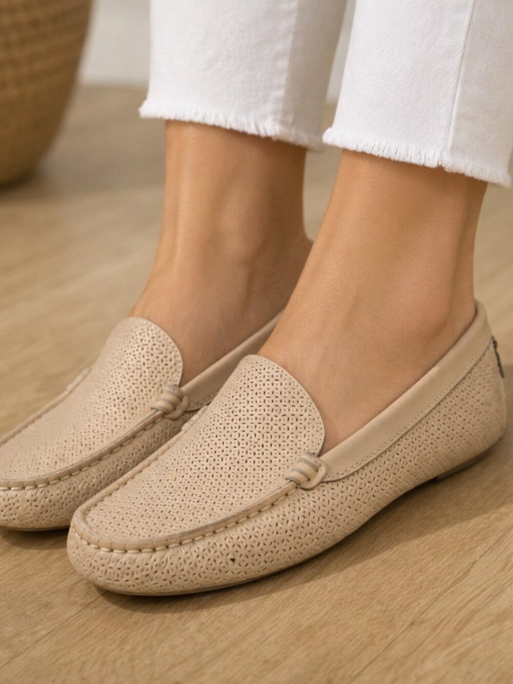 TOD'S Perforated Leather Slip On Driving Loafer Shoes Tan US 9 Preppy Luxury